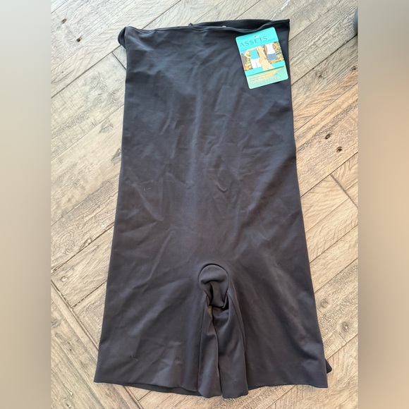 ASSETS by Sara Blakely Other - BNWT Assets High Waist Mid Thigh Shapewear, size medium.